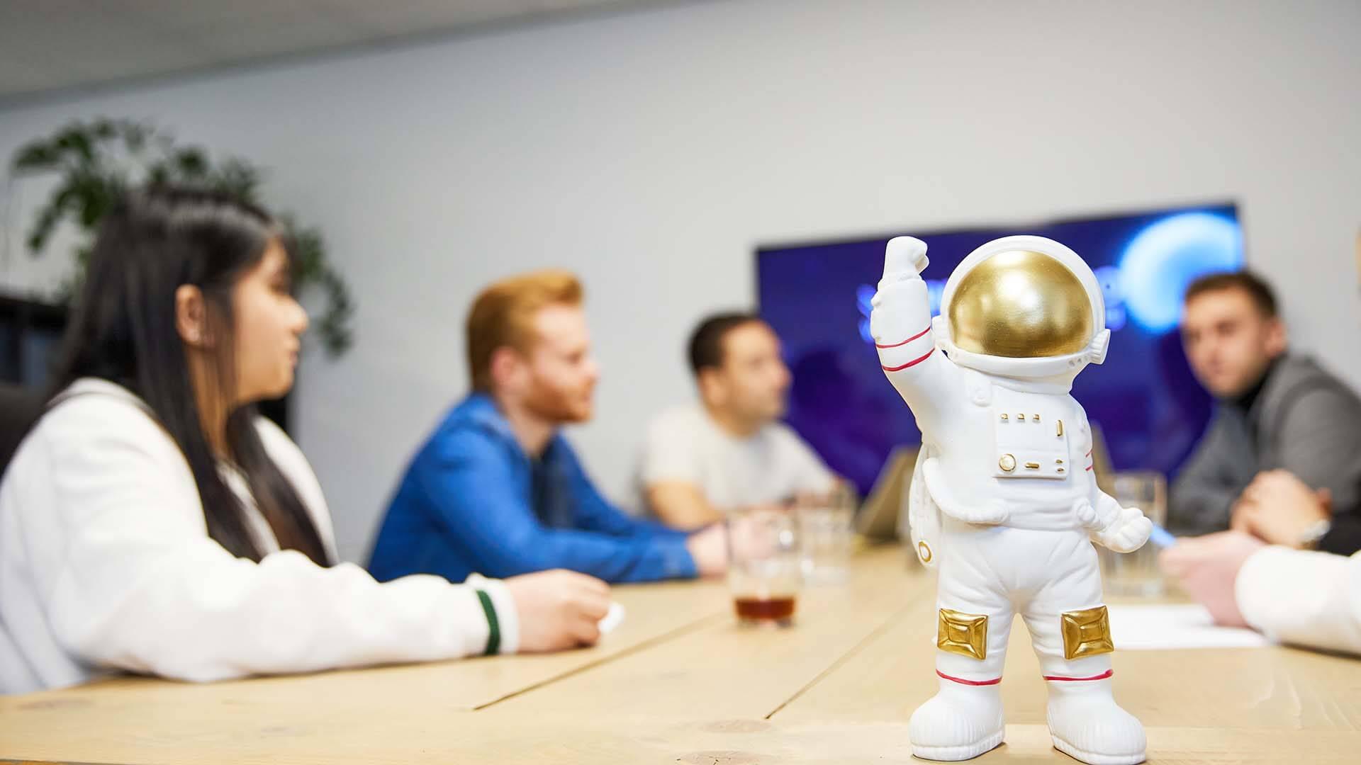 Het team van Reservato aan tafel tijdens een strategiegesprek